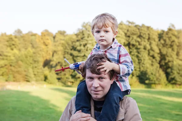 Junger Vater und Kleinkind spazieren in Sommerlandschaft — Stockfoto