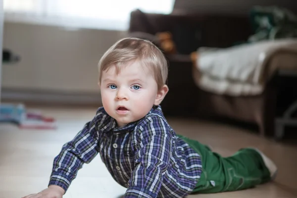 Schattige babyjongen leren kruipen — Stockfoto