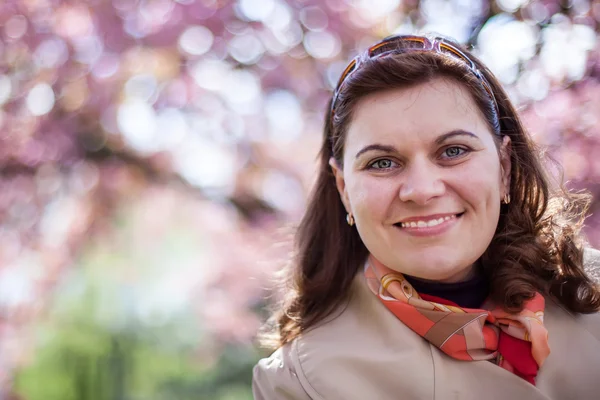 Schöne Mädchen mit blühenden Sakura Frühling — Stockfoto