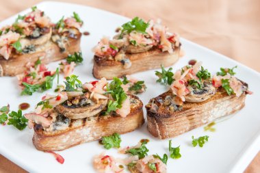 crostini mantar, elma ve otlar