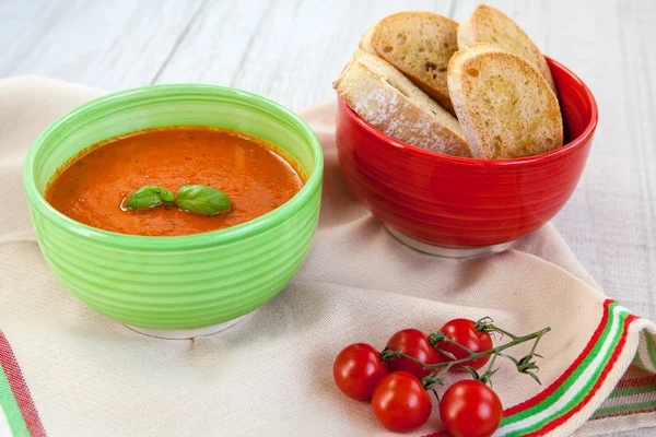 Organik sarımsak ve domates ile taze kremalı domates çorbası — Stok fotoğraf