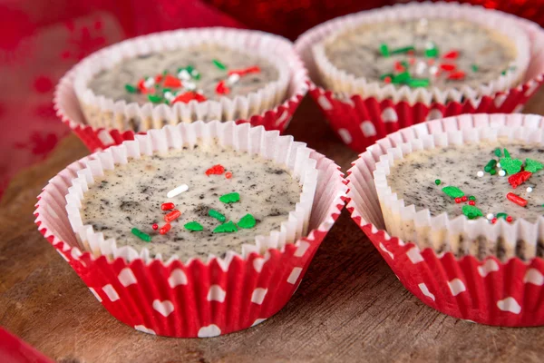Cookies and cream cheesecakes in muffin forms — Stock Photo, Image