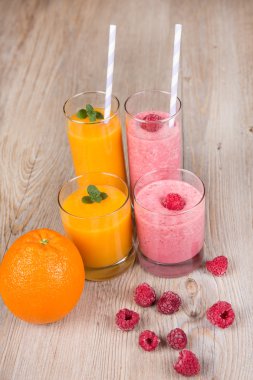 taze portakal ve ahududu güler yüzlü içecekler