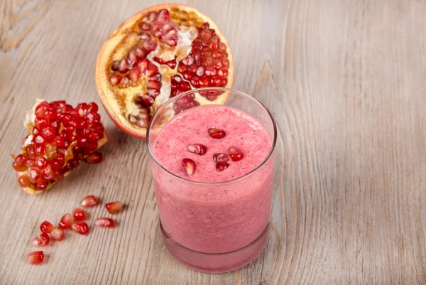 Batido sano de fresa y granada — Foto de Stock