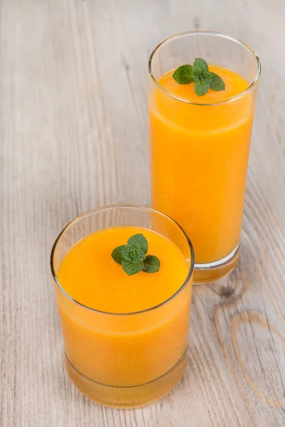 Свежий апельсиновый и имбирный коктейль — стоковое фото