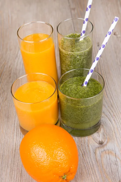 Fris oranje en spinazie smoothie drinken — Stockfoto