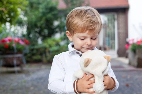 Adorable enfant d'âge préscolaire sur le chemin de l'école maternelle été — Photo