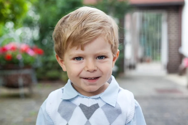 Adorable niño en camino al jardín de infantes —  Fotos de Stock