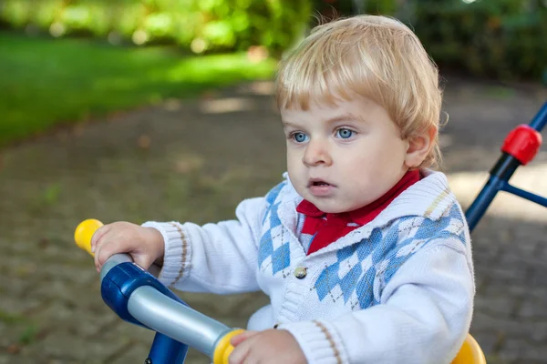 Симпатичный малыш на детском велосипеде — стоковое фото