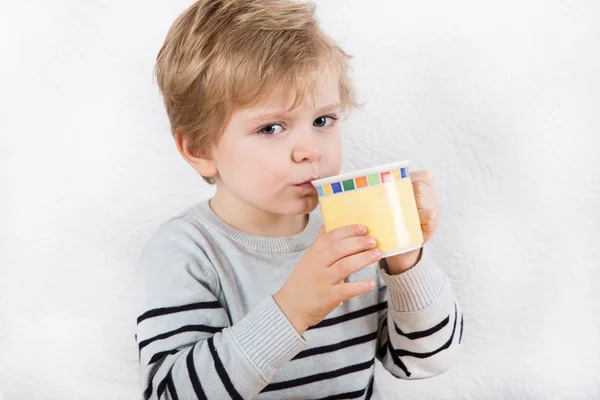 Süßer kleiner Junge trinkt aus einer Tasse — Stockfoto