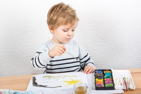 Bonito menino de dois anos se divertindo pintura — Fotografia de Stock