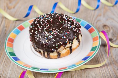 Karnaval dekorasyonu ile çikolata ve Hindistan cevizi çörek.