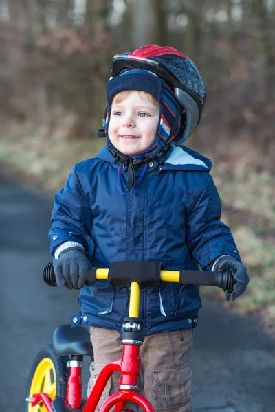 Jazda na rowerze, pierwszy malucha 2 lat — Zdjęcie stockowe