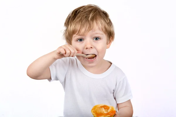 Little boy with eating cheesecake muffin. — Stock Photo, Image