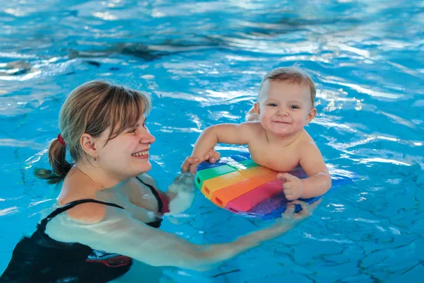 Little baby with blue eyes learning to swim — Stock Photo, Image