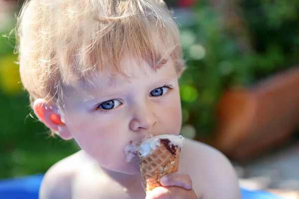 Little toddler boy eating ice cream in cone — Stock Photo, Image