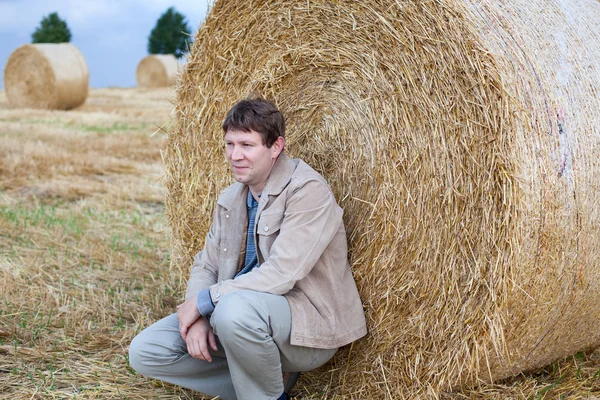 Jonge man op gouden hooi stro terrein in Duitsland — Stockfoto