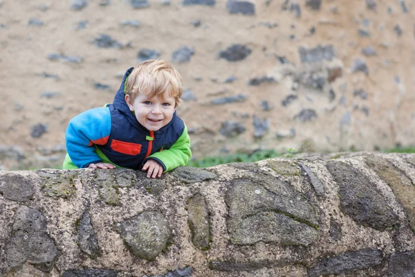 Kleine peuter jongen plezier buitenshuis in Duitse kasteel. — Stockfoto