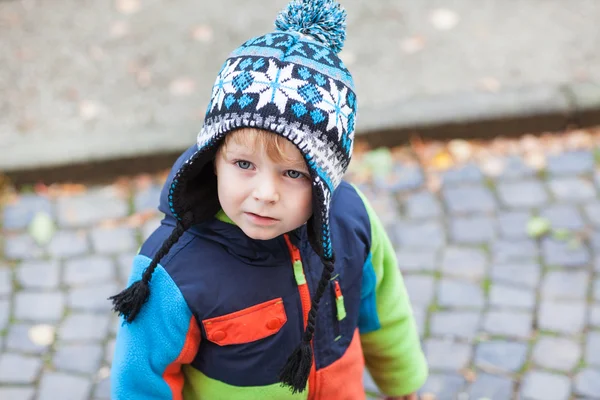 Portrét chlapce batole v jarním oblečení — Stock fotografie