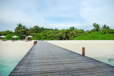 Hint Okyanusu'nda tropikal Maldiv Adası