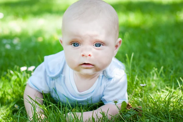 Αξιολάτρευτο μωρό αγόρι για την πράσινη χλόη, καλοκαίρι — Φωτογραφία Αρχείου