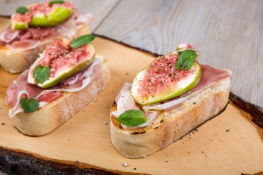 taze incir, nane ve prosciutto jambonu ile crostini