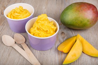 taze mango ile krem buz yoğurt frozen