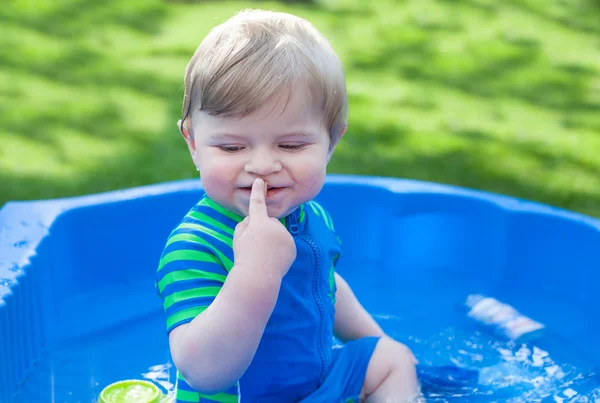 Kleiner blonder Kleinkind Junge spielt im Sommer mit Wasser — Stockfoto