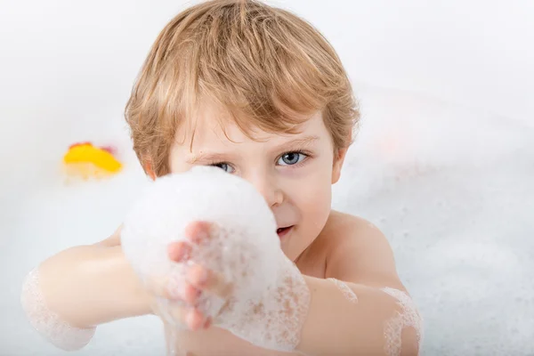 Bedårande barn pojke ha kul i badkar — Stockfoto