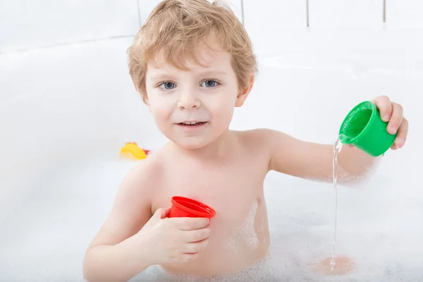 Schattig peuter jongen plezier in badkuip — Stockfoto