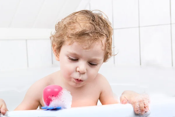 Imádnivaló baba fiú szórakozás a fürdőkádban — Stock Fotó