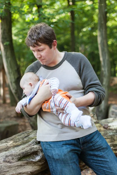 Unga far redovisade son i sommar skog — Stockfoto