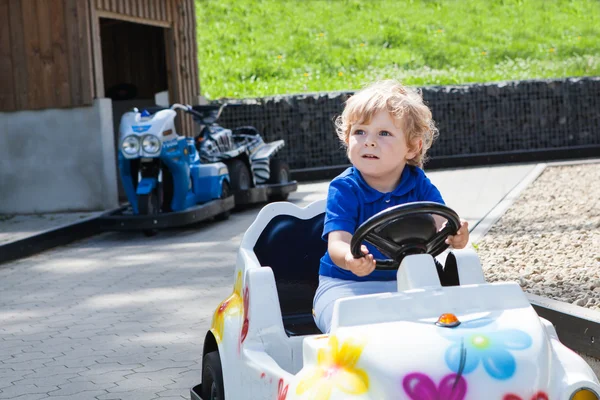 Todder jongetje spelen met grote speelgoedauto — Stockfoto