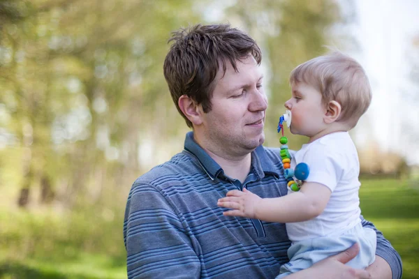 genç Baba ve tatlı bebek çocuk bahar orman