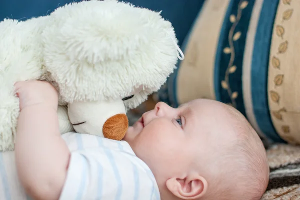 Retrato de pequeno bebê bonito com brinquedo sofrt — Fotografia de Stock