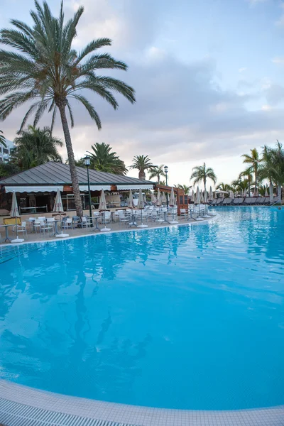 Schöner Hotelpool vor Sonnenaufgang — Stockfoto