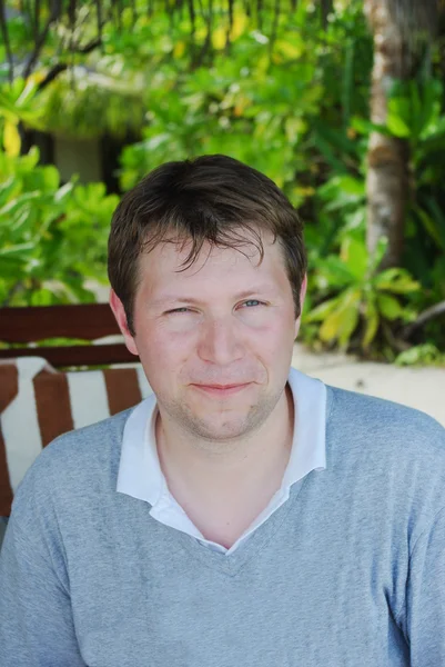 Jeune homme sur la plage de sable blanc aux Maldives — Photo