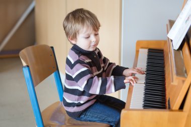 iki yaşında yürümeye başlayan çocuk piyano