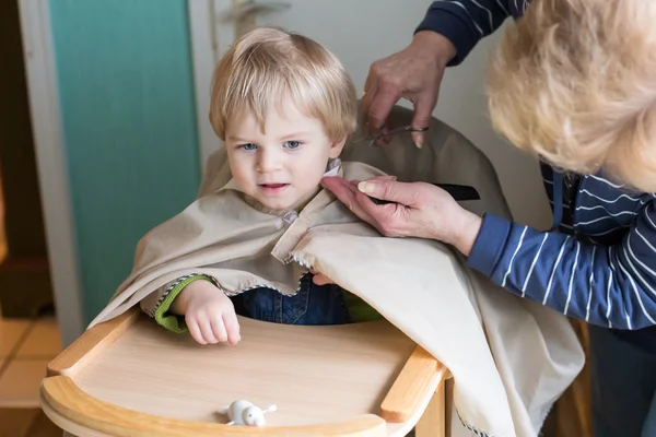 Criança menino recebendo seu primeiro corte de cabelo — Fotografia de Stock