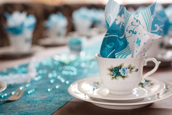 Украшение стола в белом и бирюзовом цвете для кофе — стоковое фото