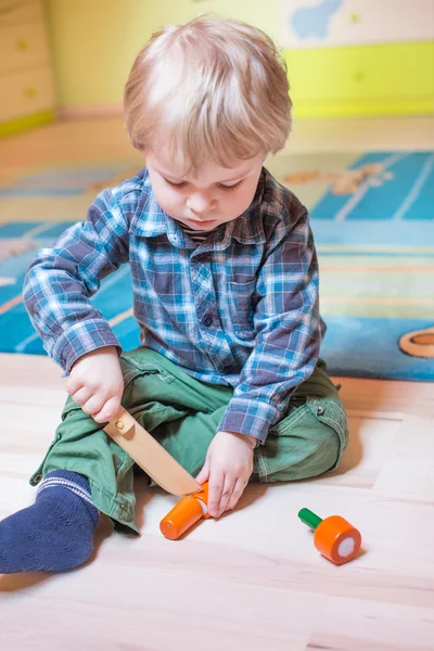 Chlapeček batole hraje s dřevěnými hračkami — Stock fotografie