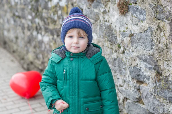 Портрет мальчика двух лет на открытом воздухе — стоковое фото