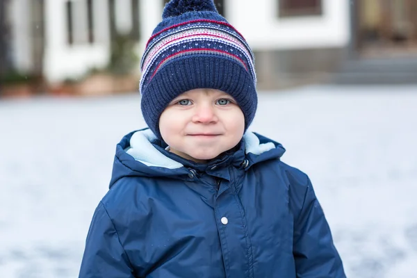 Toddler biały chłopiec na piękny dzień — Zdjęcie stockowe