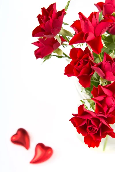 Rote Rosen mit Herzdekoration — Stockfoto