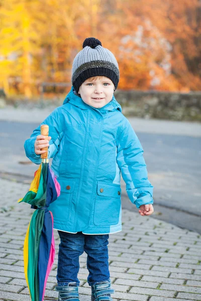 Bellissimo bambino ragazzo in abiti blu con ombrello — Foto Stock