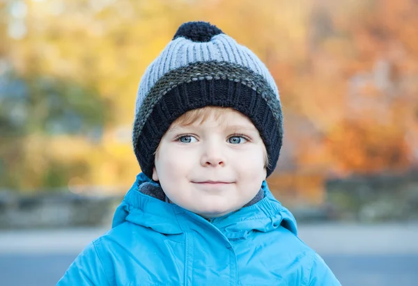 Menino da criança bonita em roupas azuis no dia ensolarado — Fotografia de Stock