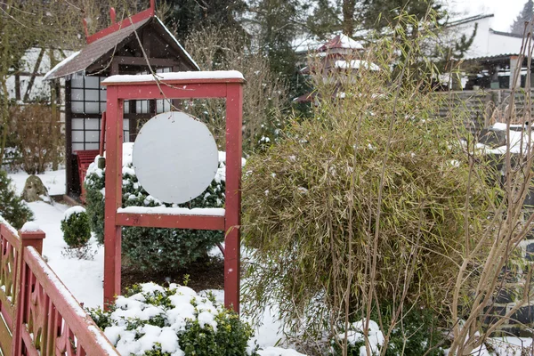 Japanese garden during snowfall in winter — Stock Photo, Image