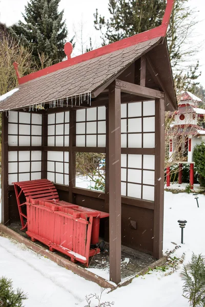 Japanese garden during snowfall in winter — Stock Photo, Image