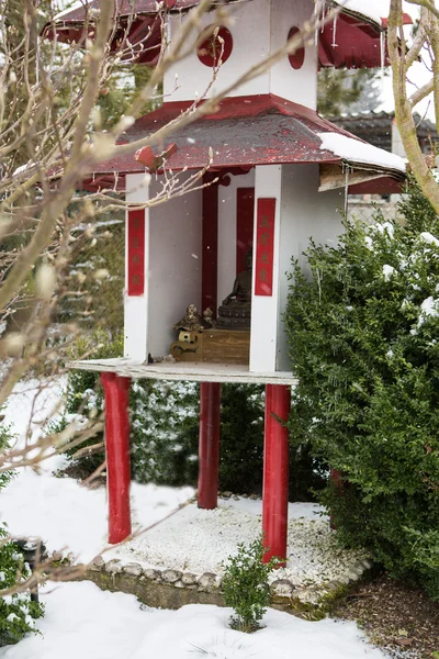 Japanese garden during snowfall in winter — Stock Photo, Image