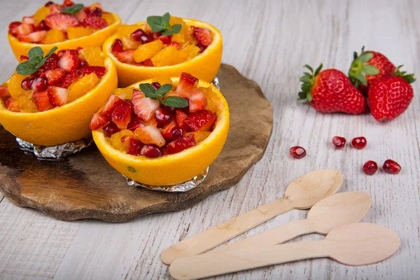 Fruktsallad i urholkade orange — Stockfoto